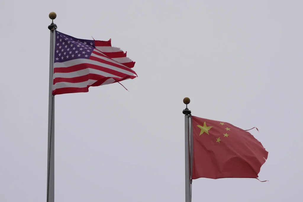 一面美国国旗与一面中国国旗并列飘扬 一面美国国旗与一面中国国旗并列飘扬