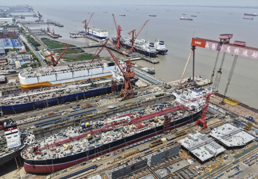 上海造船厂内正在建造的船只景象 上海造船厂内正在建造的船只景象