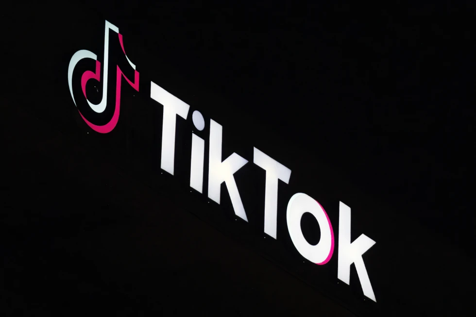 TikTok的标志悬挂在其大楼顶部 TikTok的标志悬挂在其大楼顶部